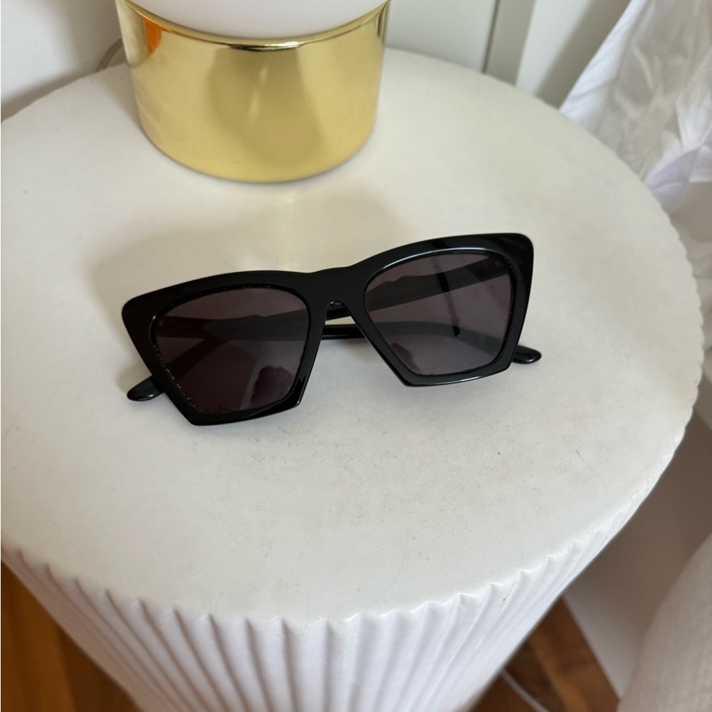 Illesteva Lisbon Sunglasses in Black